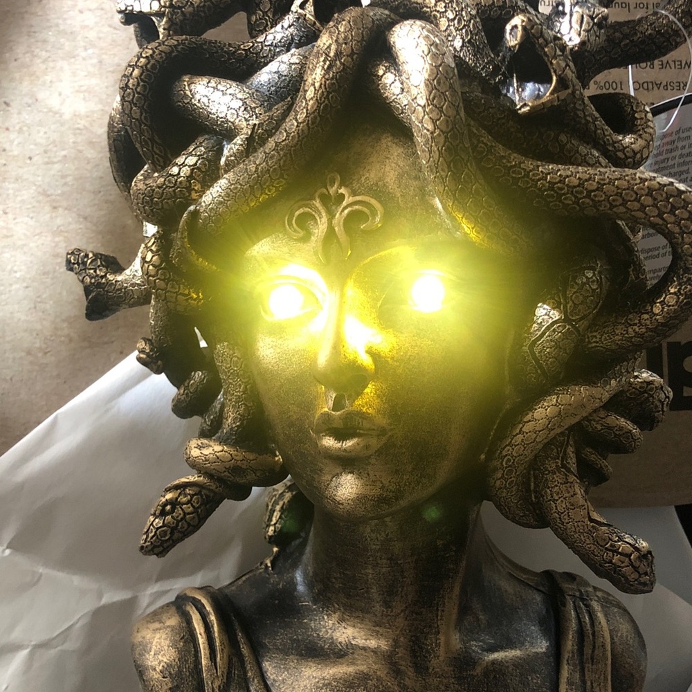 NWT Medusa Bust Figurine in Antique Gold Finish w/ Snakes & Light Up Eyes - Picture 8 of 10